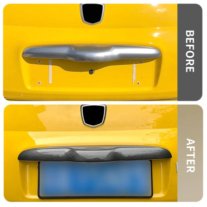 Carbon fiber trunk button decorative cover for Fiat 500 (2008-2024) and Abarth 595/695 (2012-2024) - detail view